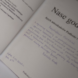 Zdjęcie nagrody książkowej - Nase godanie Marioli Kruk z dedykacją od autorki