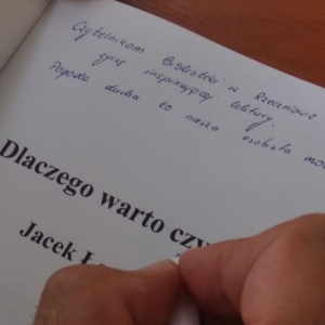 Widoczny fragment dedykacji: czytelnikom Biblioteki w Rzeczniowie życzę inspirującej lektury....