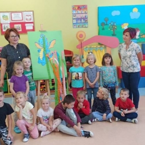 Zdjęcie grupowe przedszkolaków "Motylków",  pani oraz bibliotekarek