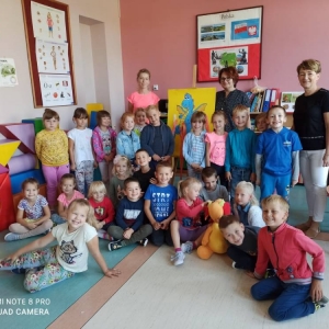 Zdjęcie grupowe przedszkolaków "Biedronek", pani oraz bibliotekarek
