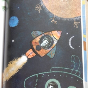 Zdjęcie ilustracji książkowej ze zdjęciem bohatera w statku kosmicznym