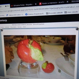 Zdjęcie monitora z widokiem porcelanowego jabłka jako przykład możliwości