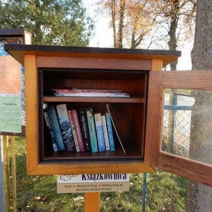 Zdjęcie biblioteczki plenerowej w Pawliczce