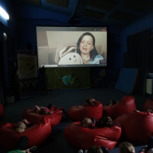 Na ekranie w Kinie za Rogiem prowadząca spotkanie p. Edyta