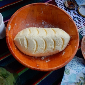 Osełka tradycyjnie ubitego masła na zbliżeniu