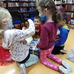 Biblioteczne spotkanie z przedszkolakami z grupy „Motylków”